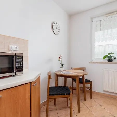 Cozy With Balcony Chmieleniec By Renters *