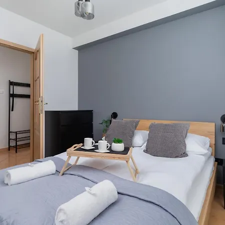 Cozy With Balcony Chmieleniec By Renters 公寓